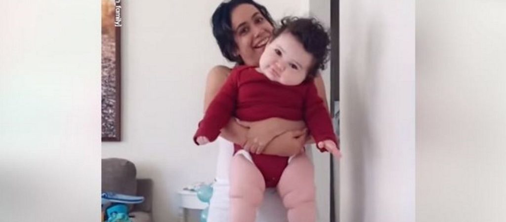 Αυτό είναι το μωρό – «γίγας» που έχει ρίξει το Tik-Tok (βίντεο)