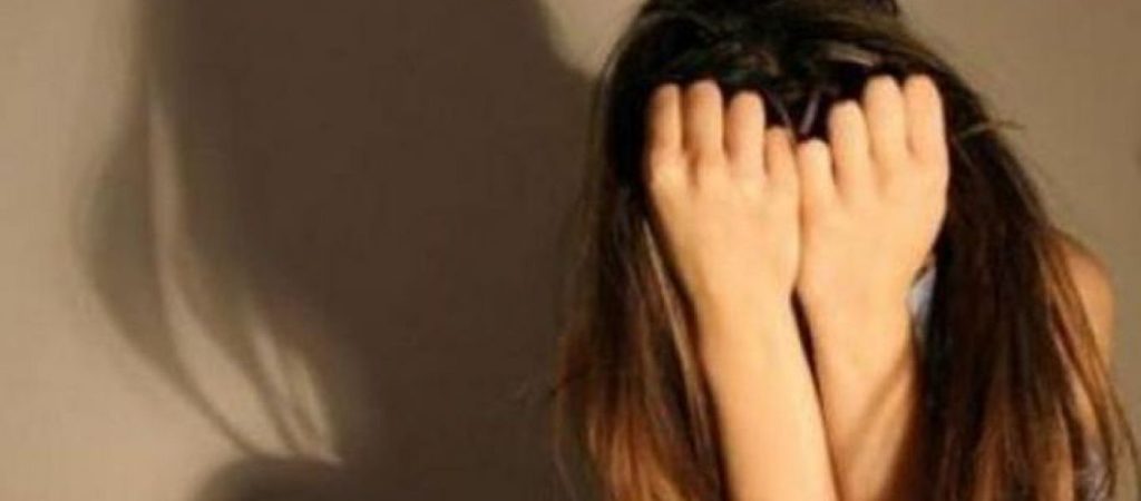 Νεαρή κοπέλα κατήγγειλε ότι της επιτέθηκε η αδερφή της και την θώπευσε ενώ κοιμόταν