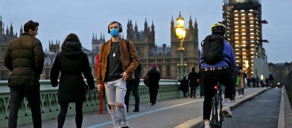 Βρετανός υπουργός Παιδείας: «Η παραλλαγή Όμικρον της Covid-19 εξαπλώνεται μεταξύ των άνω των 50 ετών»