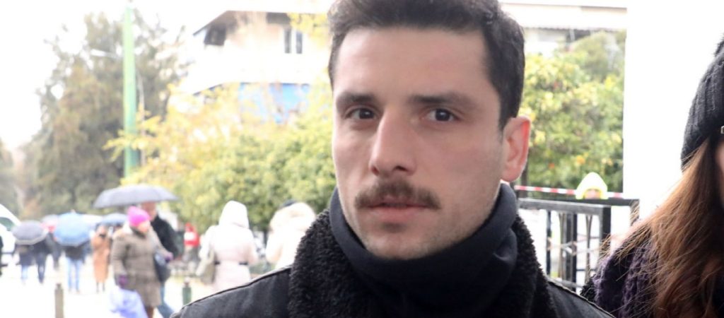 Σπύρος Χατζηαγγελάκης: Τι απαντά για το τηλεφώνημα για βόμβα στο θέατρο που εργάζεται – «Εφηβική φάρσα»