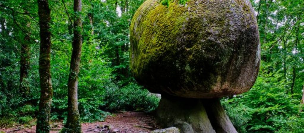 O βράχος των 137 τόνων που μπορείς να μετακινήσεις με τα χέρια σου – Αρκεί να ξέρεις πως να τον σπρώξεις (βίντεο)