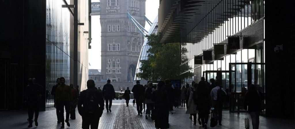 Βρετανία: Πάνω από 200.000 κρούσματα την μέρα – Αποκλείει lockdown o Μπόρις Τζόνσον