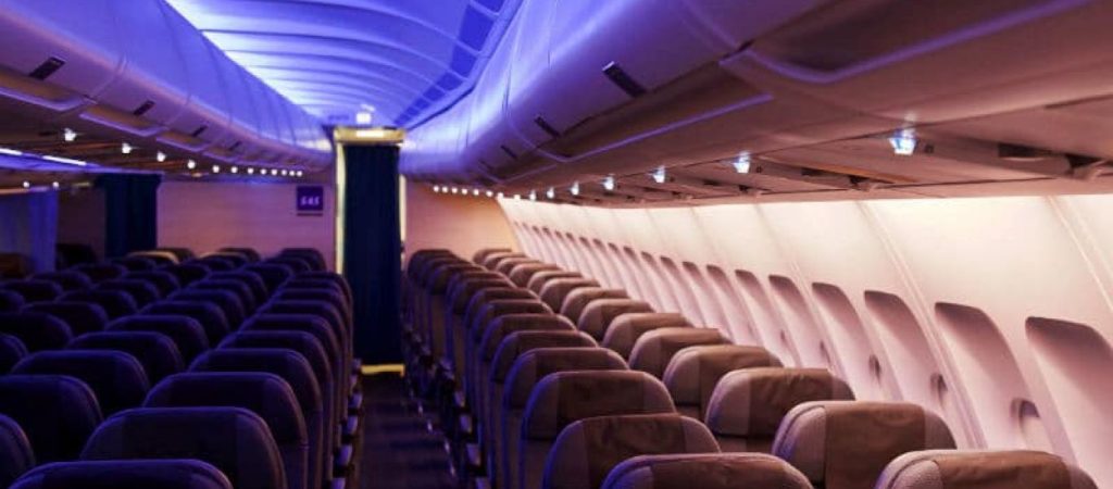 Αυτό το ήξερες; – Γιατί χαμηλώνει ο φωτισμός στο αεροπλάνο πριν την απογείωση και την προσγείωση;