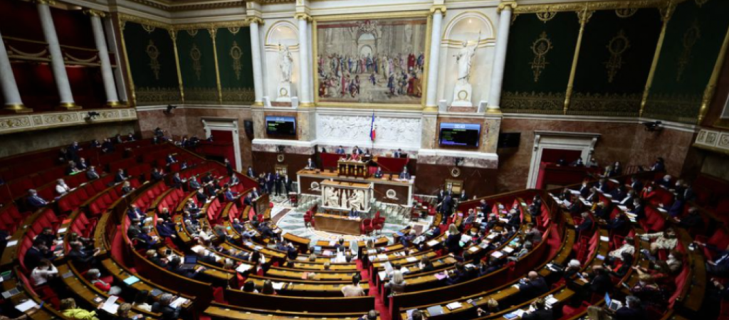 Γαλλία: Αναστέλλονται οι συζητήσεις γύρω από το νομοσχέδιο για το πιστοποιητικό εμβολιασμού στην Κάτω Βουλή