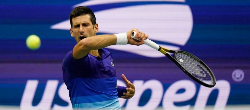 Σε απομόνωση και χωρίς κινητό ο  Ν.Τζόκοβιτς στο αεροδρόμιο  – Αντιμετώπιση εγκληματία λόγω μη εμβολιασμού του