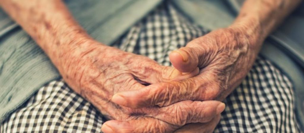 Σέρρες: Εμβολιάστηκε γιαγιά 107 ετών – «Μου έχει λείψει λόγω του κορωνοϊού η παρέα με τις γειτόνισσες» (φωτό)