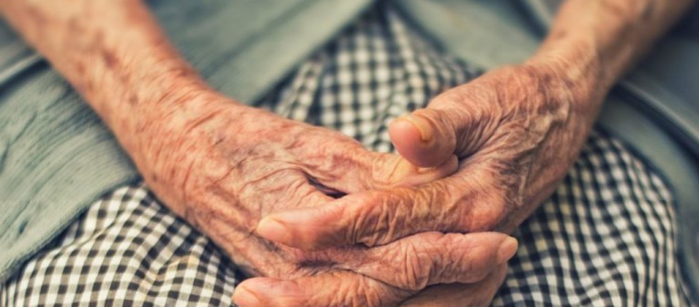 Σέρρες: Εμβολιάστηκε γιαγιά 107 ετών – «Μου έχει λείψει λόγω του κορωνοϊού η παρέα με τις γειτόνισσες» (φωτό)
