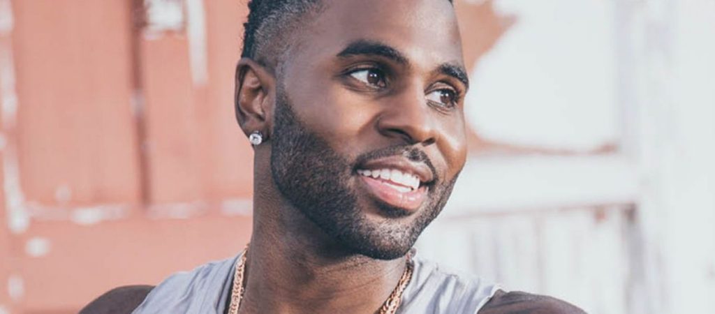 Άγριο ξύλο ανάμεσα σε τραγουδιστή και δυο νεαρούς – Τον μπέρδεψαν με άλλον και τον έβρισαν (βίντεο)