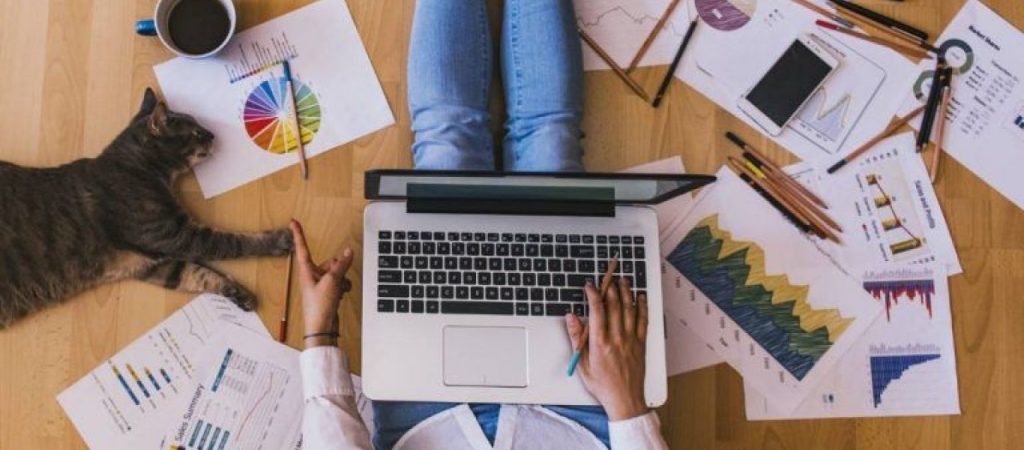 Τηλεργασία: Τι προβλέπεται για δημόσιο και ιδιωτικό τομέα – Δείτε αναλυτικά