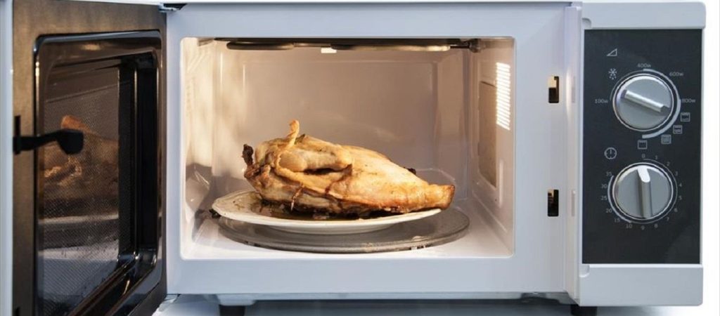 Έτσι θα ξαναζεστάνετε σωστά το κοτόπουλο και άλλα στεγνά κρέατα