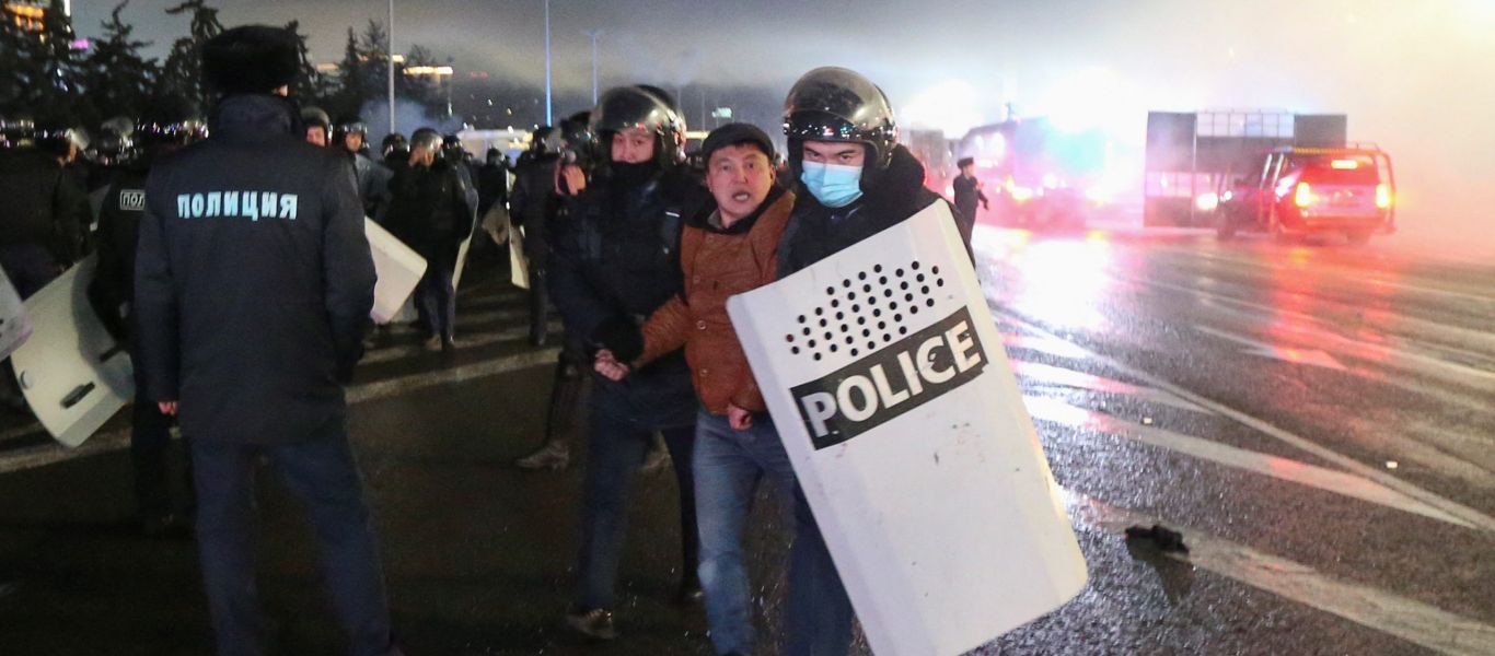 Σκηνές φρίκης στο Καζακστάν: Βρέθηκε αποκεφαλισμένος αξιωματικός στο Αλμάτι – Αποκαθιστούν την τάξη οι ρωσικές δυνάμεις