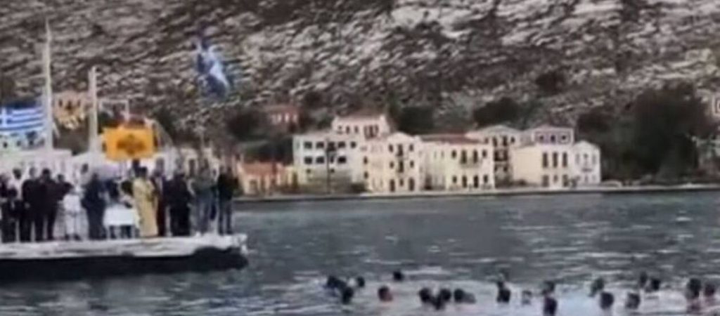 Ακρίτες από την Ορεστιάδα έψαλλαν τον Εθνικό Ύμνο μέσα στα νερά του Καστελόριζου! (βίντεο)