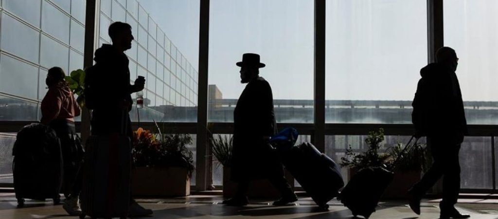 Γαλλία: Άρση της δεκαήμερης καραντίνας για τους εμβολιασμένους ταξιδιώτες από τη Νότια Αφρική