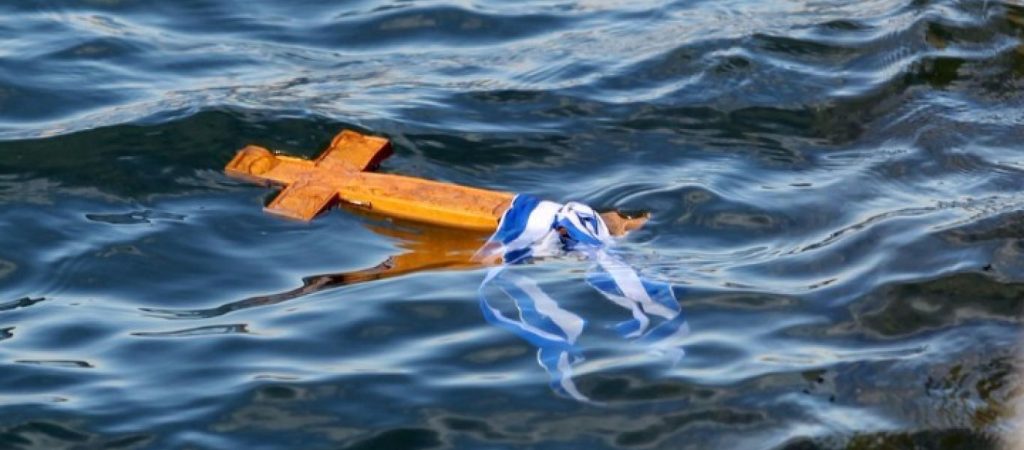 Δύτης βούτηξε στο Ενυδρείο Κρήτης για τον Αγιασμό των υδάτων (φωτό)