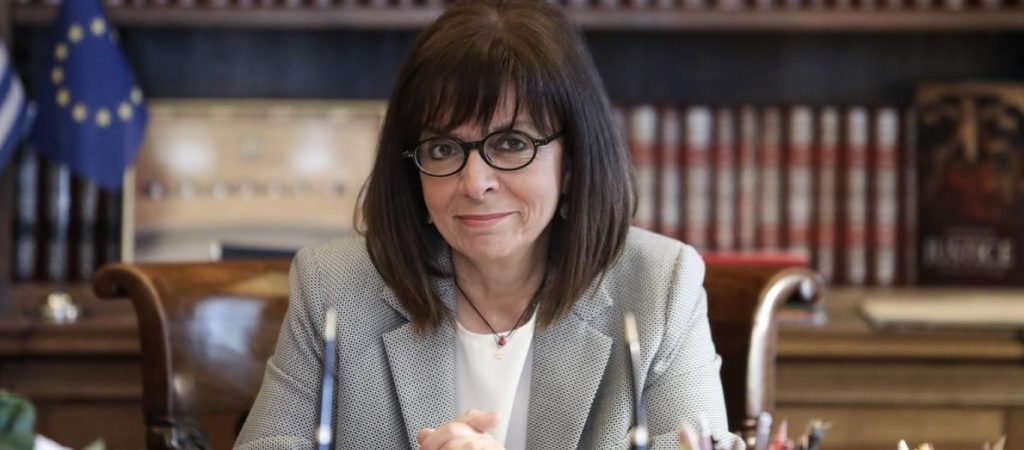 Στη Γαύδο η ΠτΔ: «Είμαστε κοντά στους νησιώτες – Φυλάσσουν τα σύνορα της Ελλάδας και της Ευρώπης»