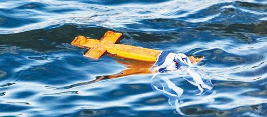 Θεοφάνεια: 10χρονος μαθητής βούτηξε μόνος του για τον Σταυρό στην Εύβοια (φωτο)