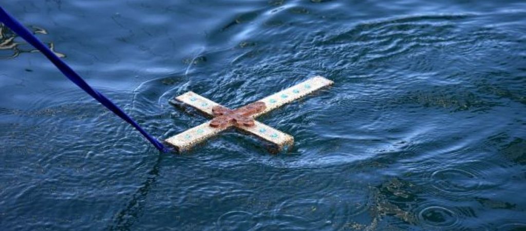 Αναστάτωση στην Κέρκυρα: Έχασαν τον σταυρό – Αγωνιώδεις οι προσπάθειες των κολυμβητών