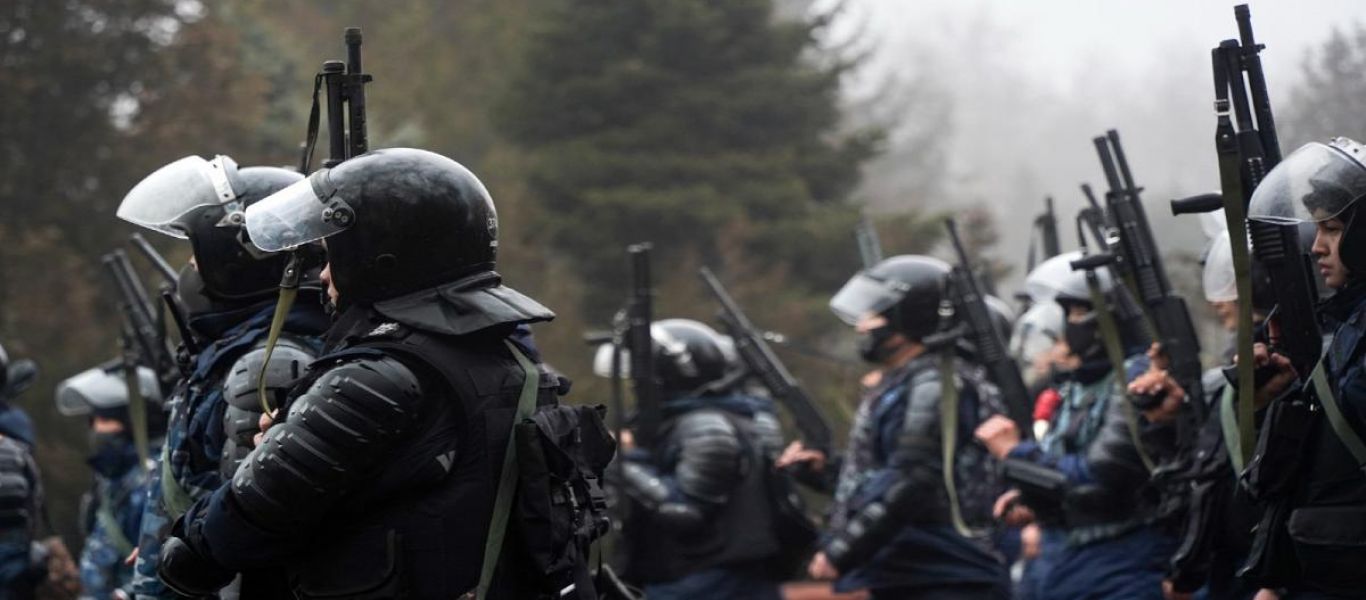 Μακελειό με αποκεφαλισμένους αστυνομικούς – Πρόεδρος Καζακστάν: «Διέταξα τον Στρατό να πυροβολήσει τους τρομοκράτες»