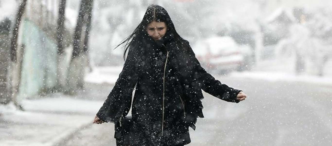 ΗΠΑ: Φοιτήτρια δεν δίστασε να βγει με ψηλοτάκουνα πέδιλα στα χιόνια (βίντεο)