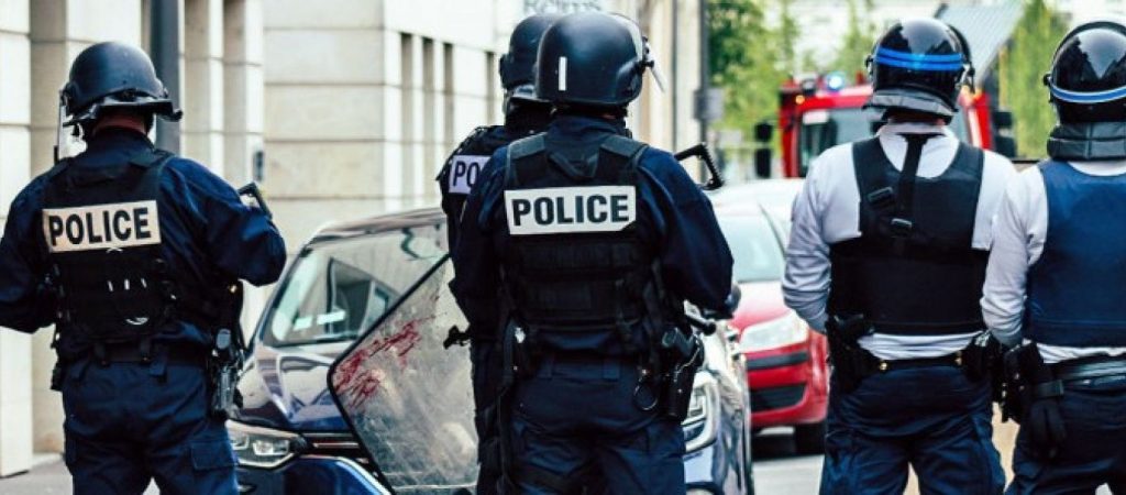 Γαλλία: 38χρονος αποκεφάλισε και έκοψε τα γεννητικά όργανα ενός άνδρα και τα πήγε στο αστυνομικό τμήμα