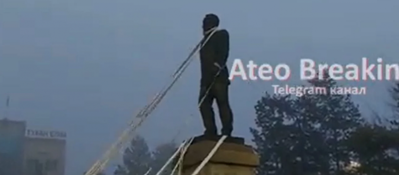 Καζακστάν: Η στιγμή που διαδηλωτές «αποκαθήλωσαν» τον ανδριάντα του Ναζαρμπάγιεφ (βίντεο)