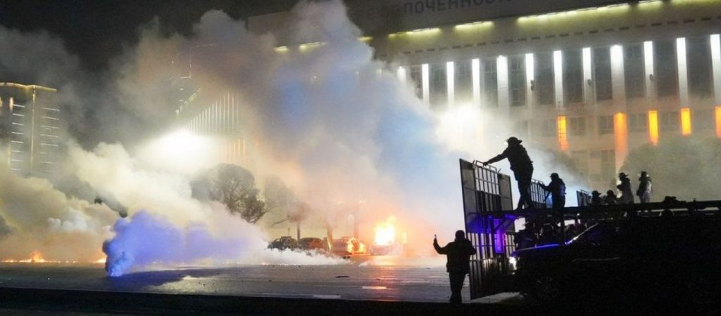Εικόνες χάους από το Καζακστάν – Πληροφορίες πως ο Ν.Ναζαρμπάγιεφ εγκατέλειψε την χώρα