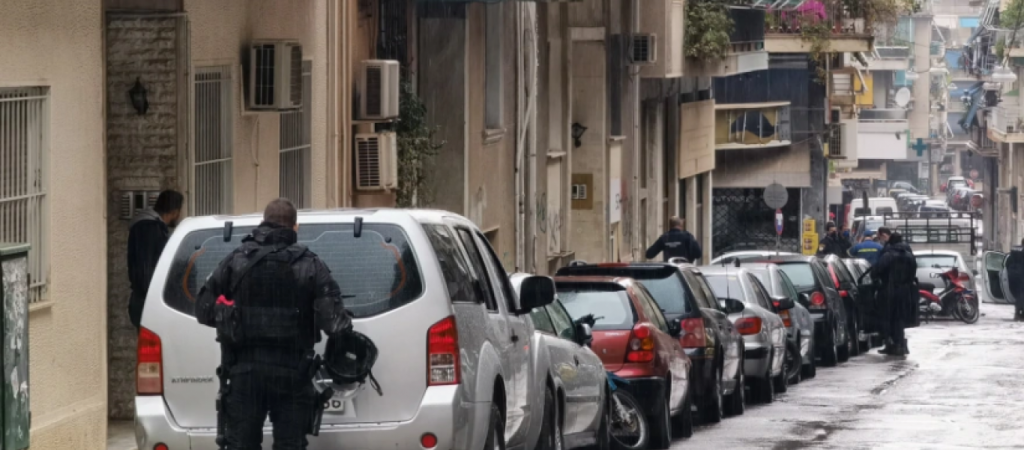 Πλατεία Αμερικής: Όπλα ναρκωτικά και σφαίρες στο σπίτι του Αλβανού  που πυροβολούσε στο μπαλκόνι του