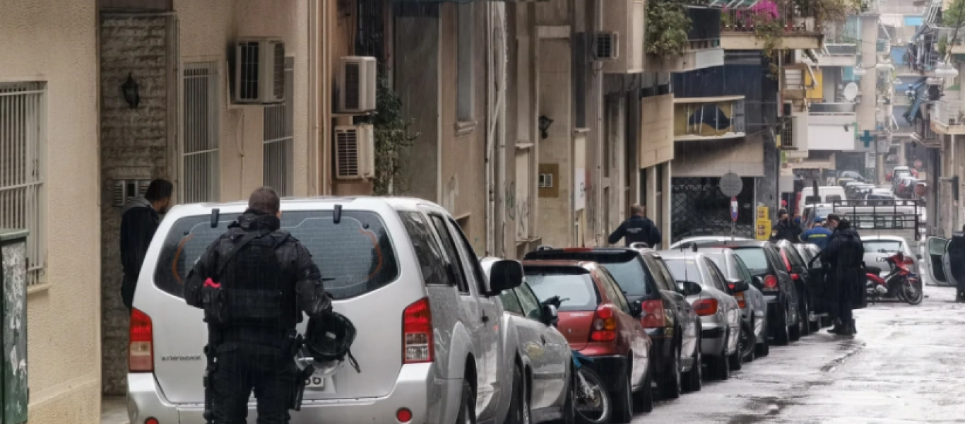 Πλατεία Αμερικής: Όπλα ναρκωτικά και σφαίρες στο σπίτι του Αλβανού  που πυροβολούσε στο μπαλκόνι του