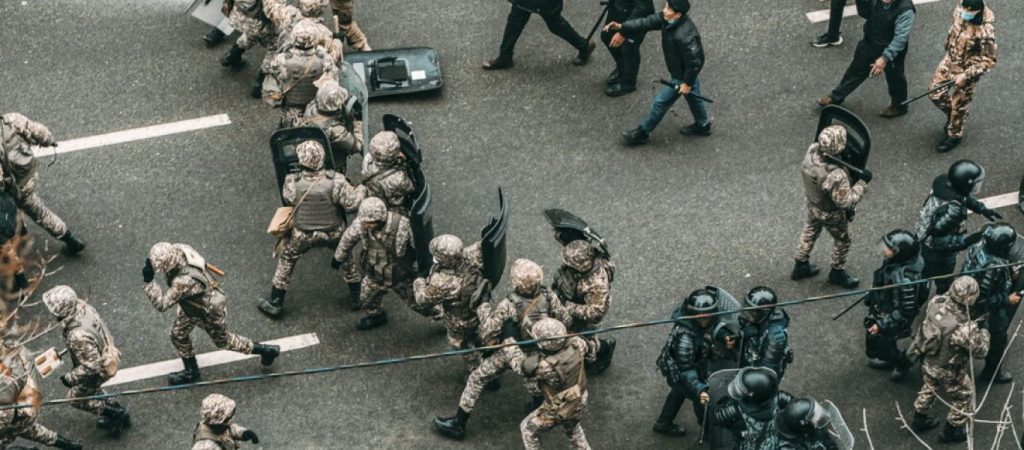 ΕΕ: Καταδικάζει τη βία στο Καζακστάν και καλεί σε αποκλιμάκωση