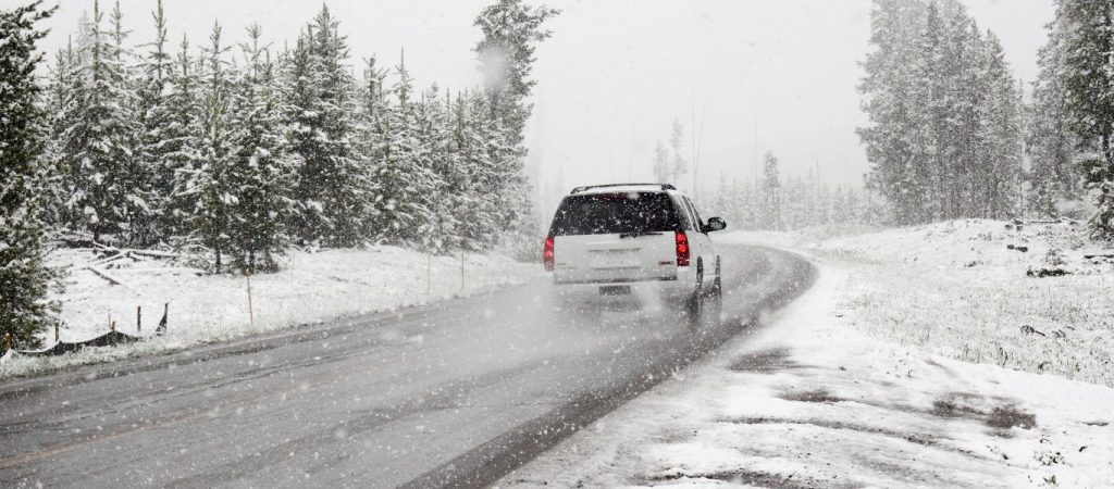 Με αντιολισθητικές αλυσίδες η πρόσβαση στην Αράχωβα – Χιονίζει στον Παρνασσό