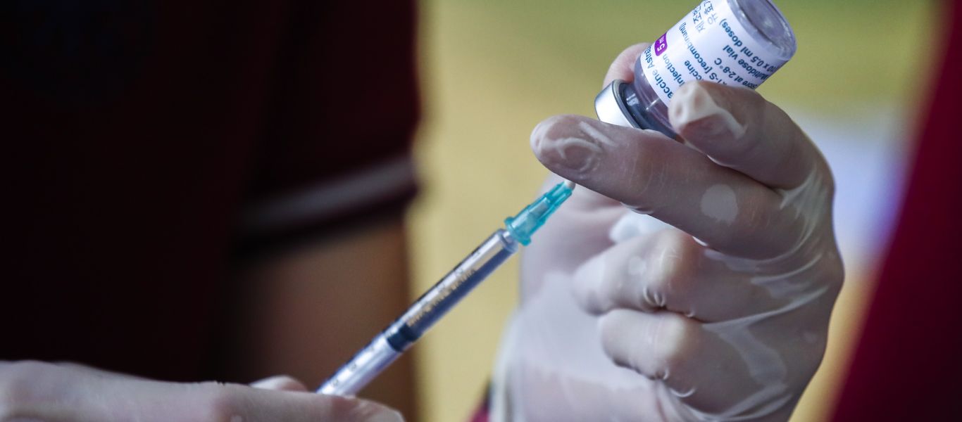 Τέλος στα σενάρια: «Παγώνει» και επίσημα η επέκταση του υποχρεωτικού εμβολιασμού στους άνω των 50 ετών