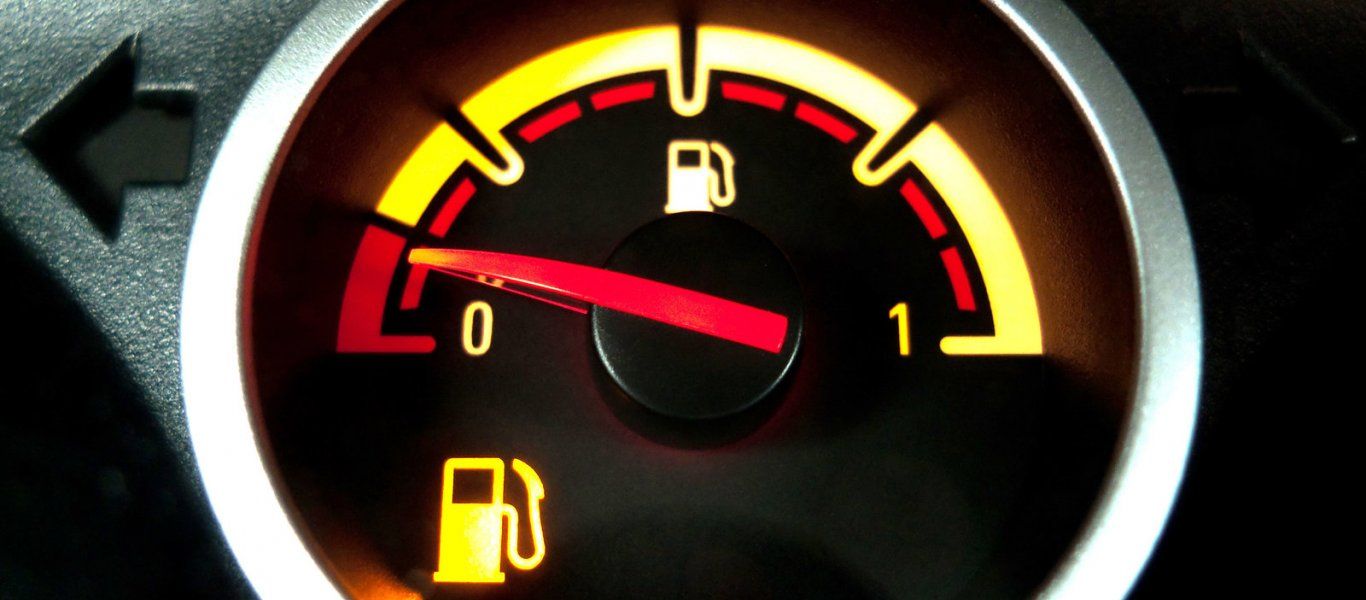 Δείτε πόσα χιλιόμετρα μπορείτε να κάνετε με… «αναμμένο» το λαμπάκι της βενζίνης
