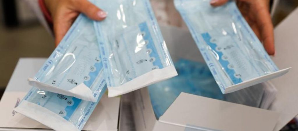 E-mail στους διευθυντές σχολείων: «Ελάτε να πάρετε μόνοι σας τα self test»!