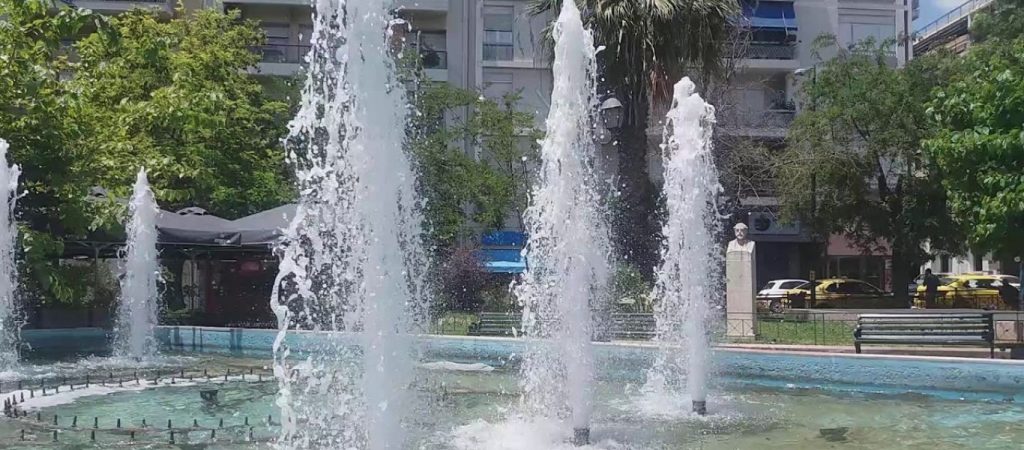 Θεσσαλονίκη: Άφρισε το συντριβάνι στην πλατεία Μαβίλη (βίντεο)