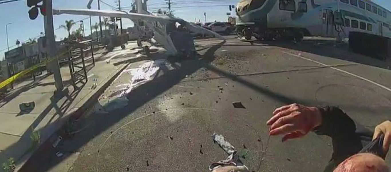 ΗΠΑ: Η στιγμή που διασώζουν πιλότο μονοκινητήριου που προσγειώθηκε σε σιδηροτροχιές λίγο πριν περάσει το τρένο