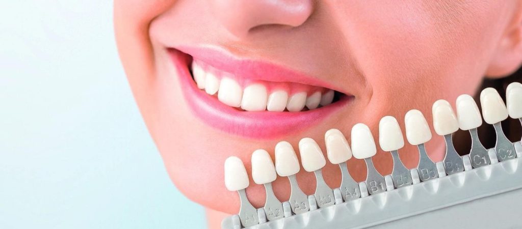 Τι πρέπει να πίνετε αν θέλετε ένα λαμπερό χαμόγελο