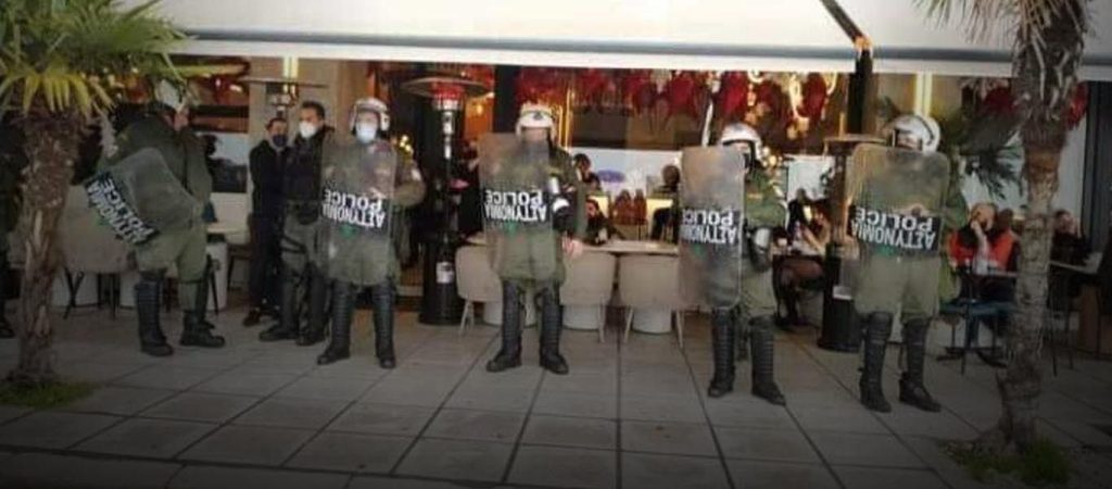 «Βάλλεται» από παντού η κυβέρνηση: Στη Θεσσαλονίκη αστυνομικοί διαμαρτυρήθηκαν μαζί με πολίτες κατά της υποχρεωτικότητας