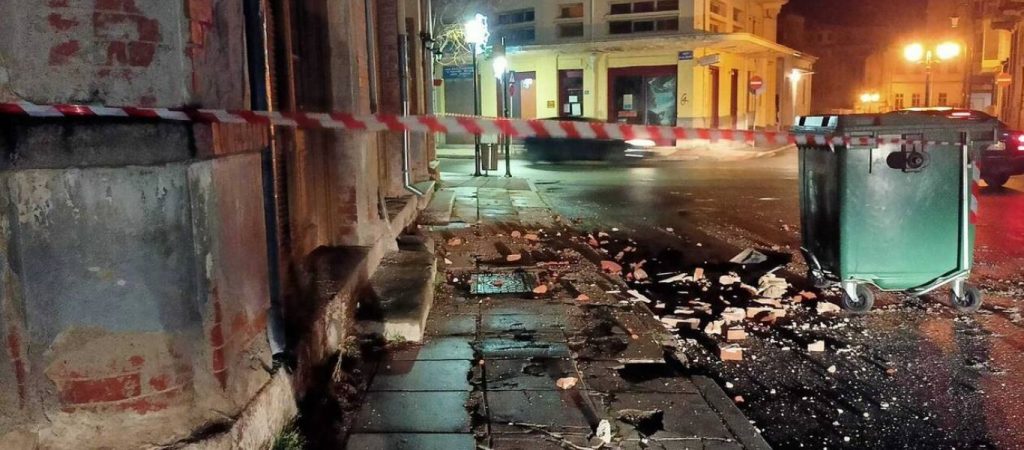 «Στο πόδι» οι κάτοικοι μετά τον σεισμό των 5,3 Ρίχτερ στη Φλώρινα: Ζημιές σε κτίρια – Δεν ανοίγουν τα σχολεία τη Δευτέρα