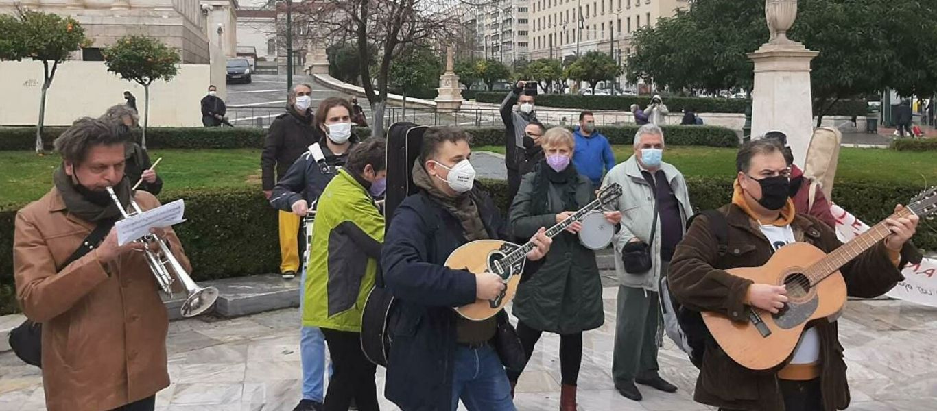 Σε εξέλιξη συλλαλητήριο καλλιτεχνών στο κέντρο της Αθήνας – Ποια είναι τα αιτήματά τους (βίντεο)