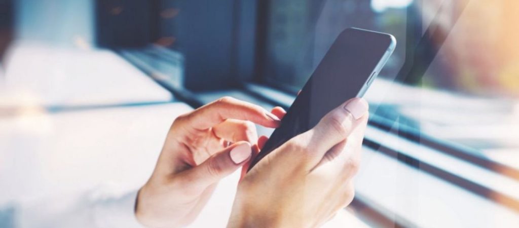 Κι όμως ο τρόπος που κρατάτε το κινητό σας αποκαλύπτει πολλά για εσάς