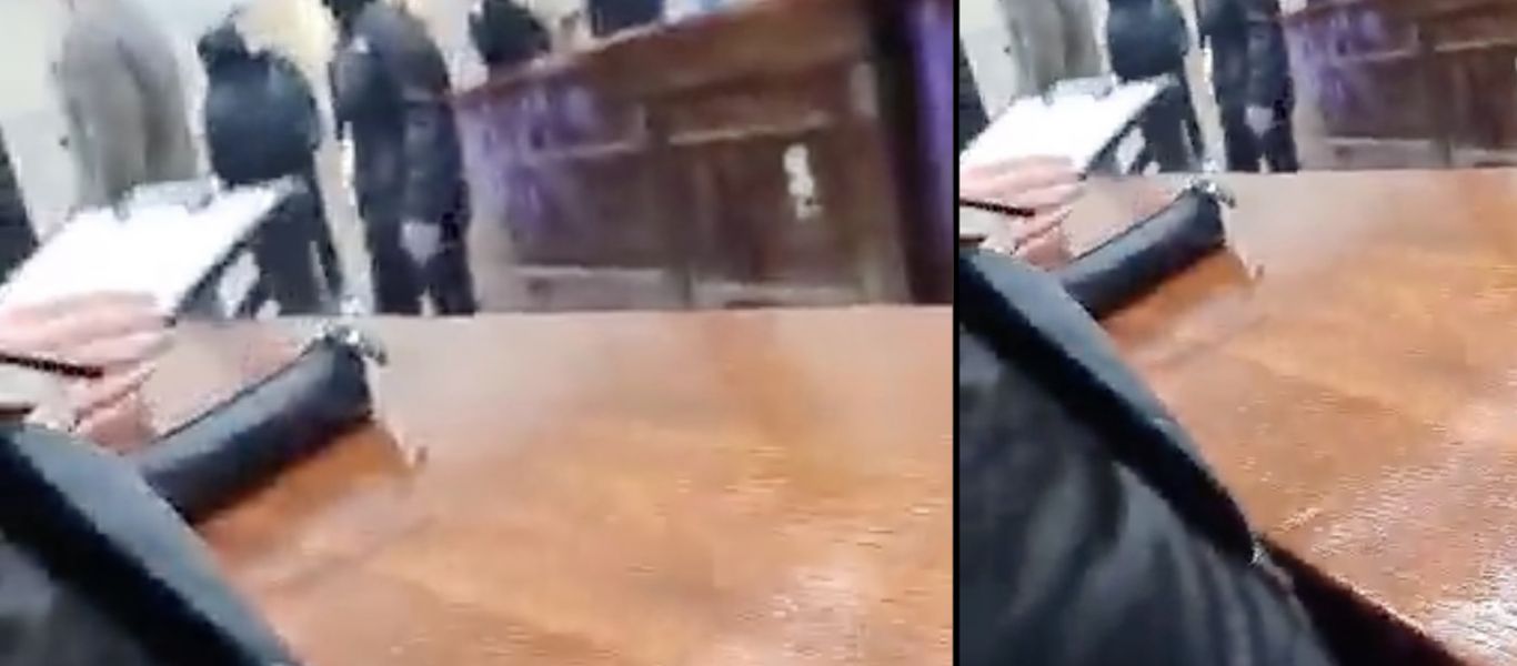 Άγριος ξυλοδαρμός καθηγητή από κουκουλοφόρους μέσα σε αμφιθέατρο της ΑΣΟΕΕ – Μεταφέρθηκε στον Ευαγγελισμό (βίντεο)