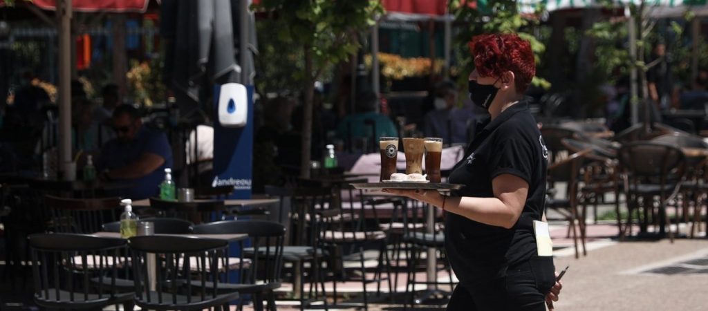 Παραμένει το lockdown στην εστίαση και στα γήπεδα – Σκέψεις για επαναφορά της μουσικής