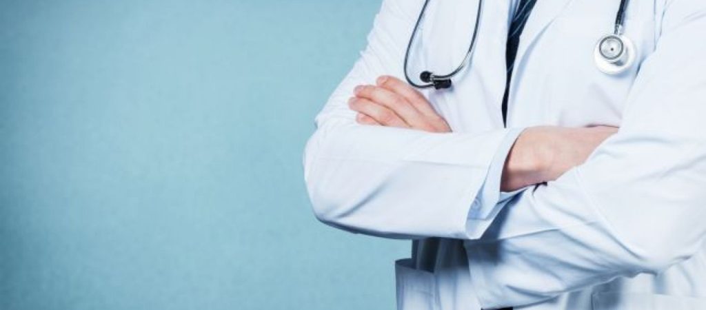 Αεροσυνοδός πήγε για ρινοπλαστική ένα χρόνο πριν και τώρα δεν έχει μύτη – Ζητά 1 εκατ. από γνωστό πλαστικό χειρουργό