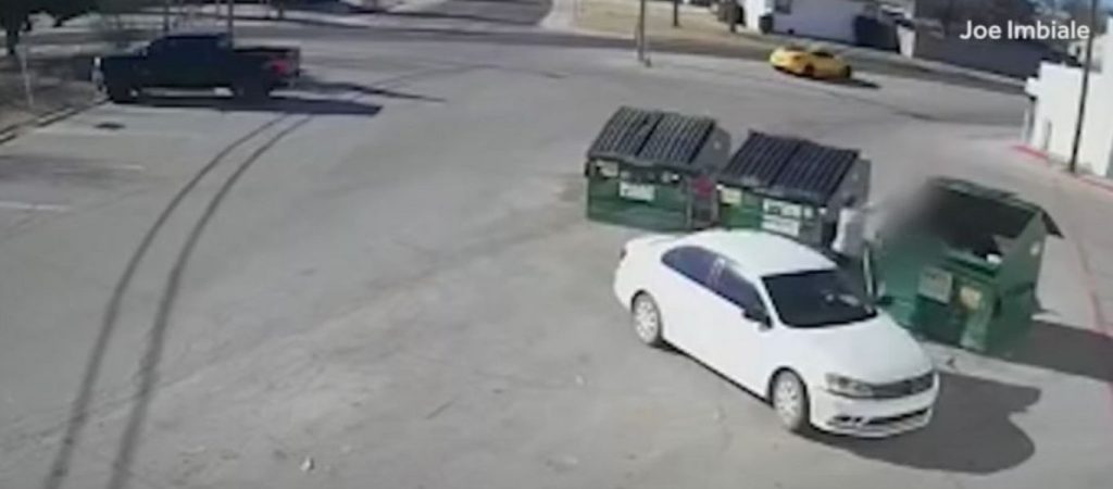 Μεξικό: H στιγμή που μητέρα πετάει στα σκουπίδια το μωρό της – Λέει ότι έμαθε ότι είναι έγκυος μια μέρα πριν γεννήσει