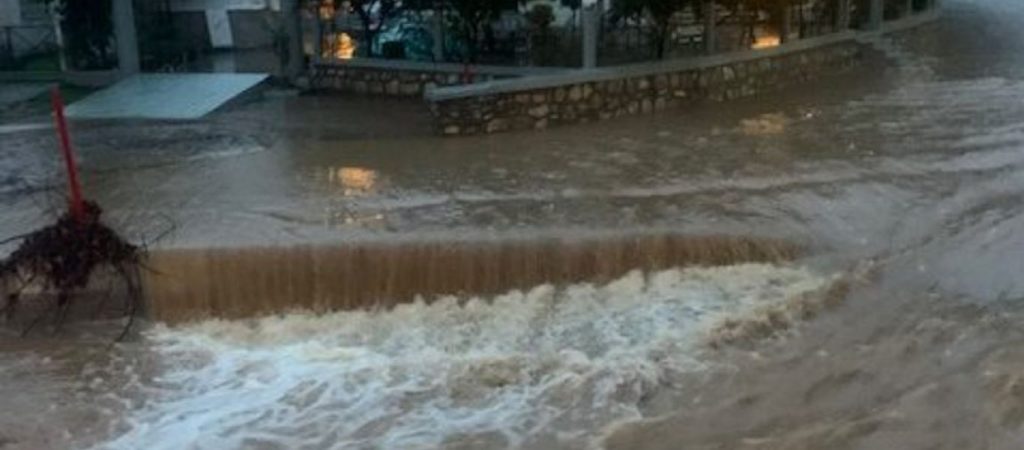 Κακοκαιρία: Ο «Διομήδης» «σαρώνει» τη Β.Εύβοια – Έκλεισε η εθνική οδός Χαλκίδας – Αιδηψού