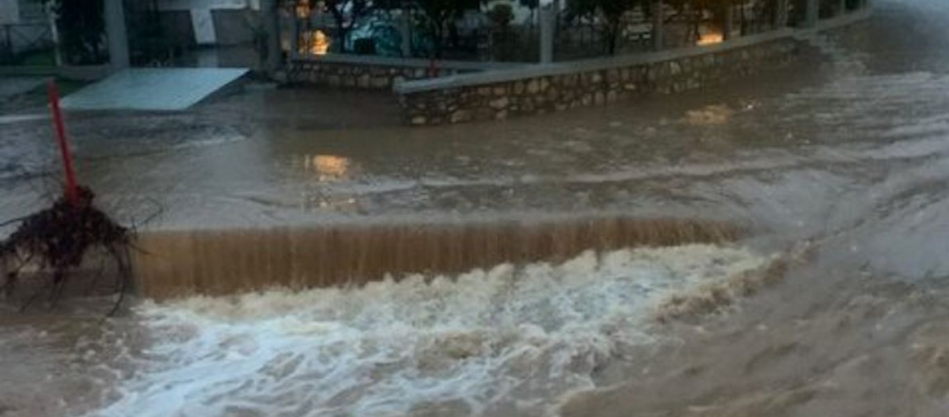 Κακοκαιρία: Ο «Διομήδης» «σαρώνει» τη Β.Εύβοια – Έκλεισε η εθνική οδός Χαλκίδας – Αιδηψού