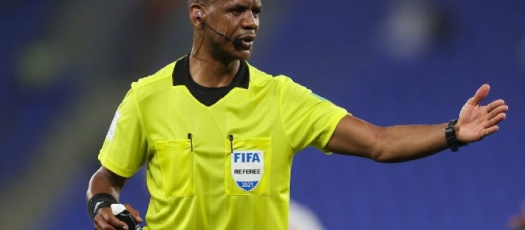 Απίστευτες καταστάσεις στο Copa Africa: Διαιτητής σφύριξε την λήξη στο 85′ – Είχε πρόβλημα το ρολόι του!