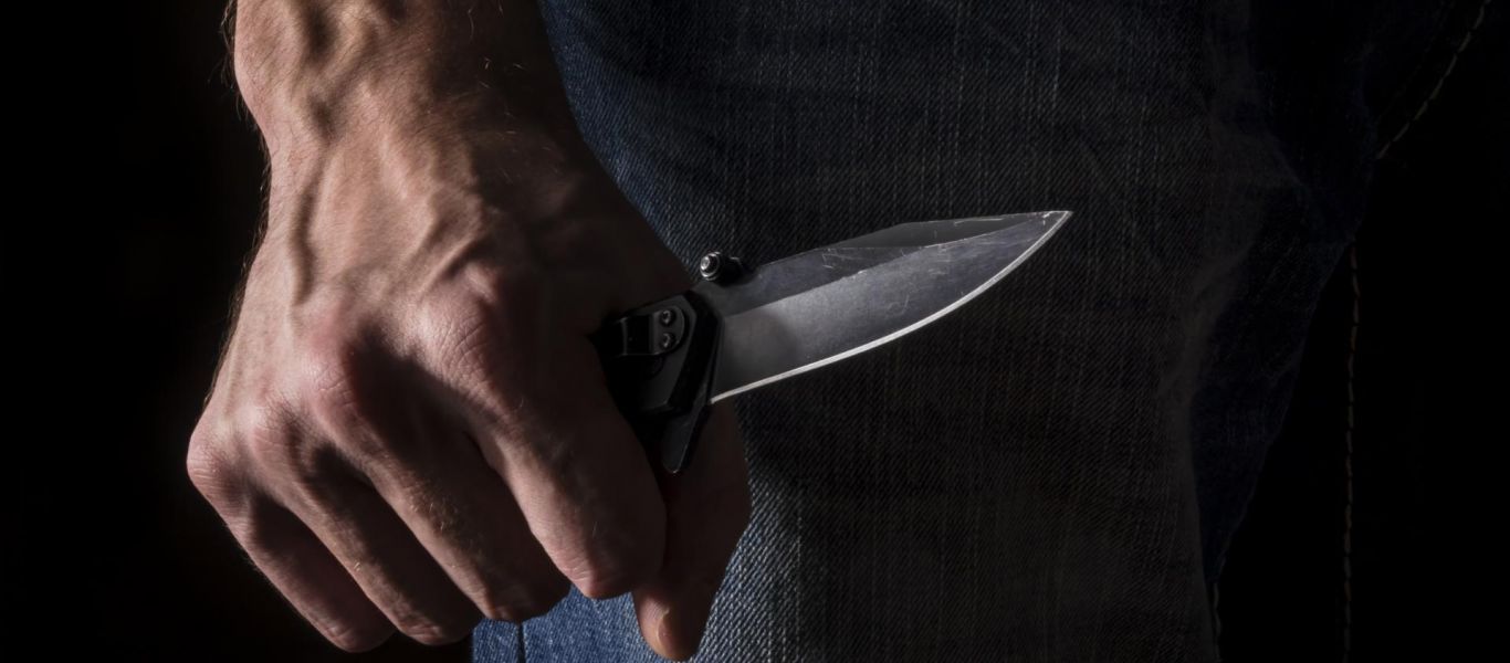 Τρόμος για μαθητή μέσα σε λεωφορείο: Ρομά του «κόλλησαν» μαχαίρι στα πλευρά & τον λήστεψαν