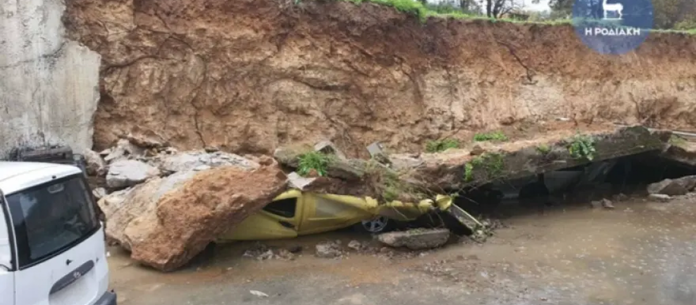 Ρόδος: Τεράστιος τοίχος κατέρρευσε και ισοπέδωσε δύο αυτοκίνητα (βίντεο)