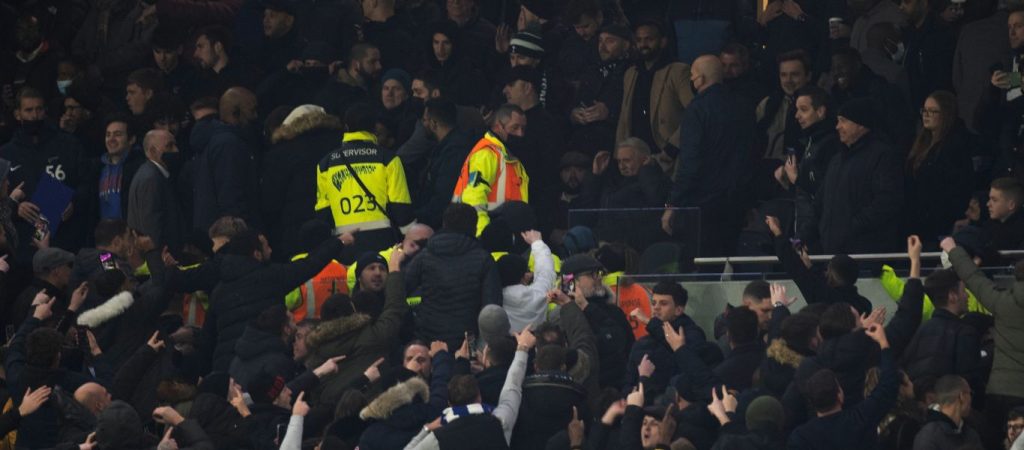 Καταρρέουν και οι φίλαθλοι – Διεκόπη το Τότεναμ-Τσέλσι για να δοθεί ιατρική βοήθεια σε οπαδό (βίντεο)